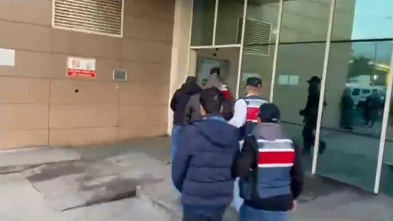 7 ilde yasa dışı bahis operasyonu; 61 şüpheli hakkında işlem başlatıldıAdalet Bakanı Akın Gürlek, İstanbul İl Jandarma Komutanlığı tarafından 7 ilde düzenlenen 'yasa dışı bahis' operasyonu kapsamında 61 şüpheli hakkında işlem başlatıldığını duyurdu.