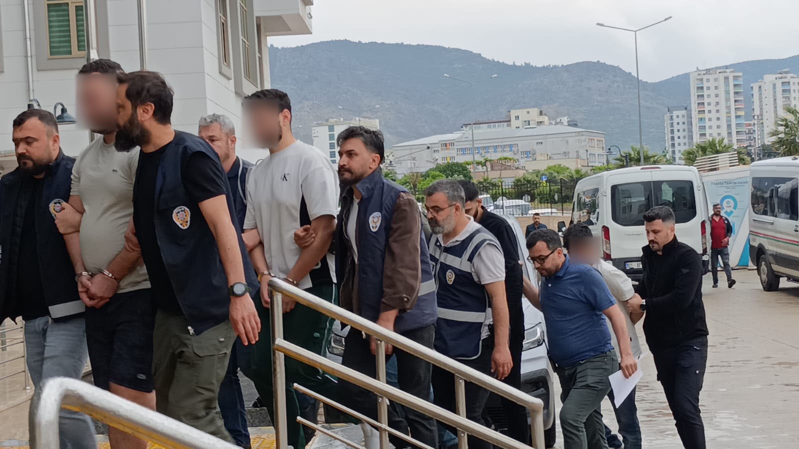 Kozan’da 5 cinayet şüphelisi adliyeye sevk edildi