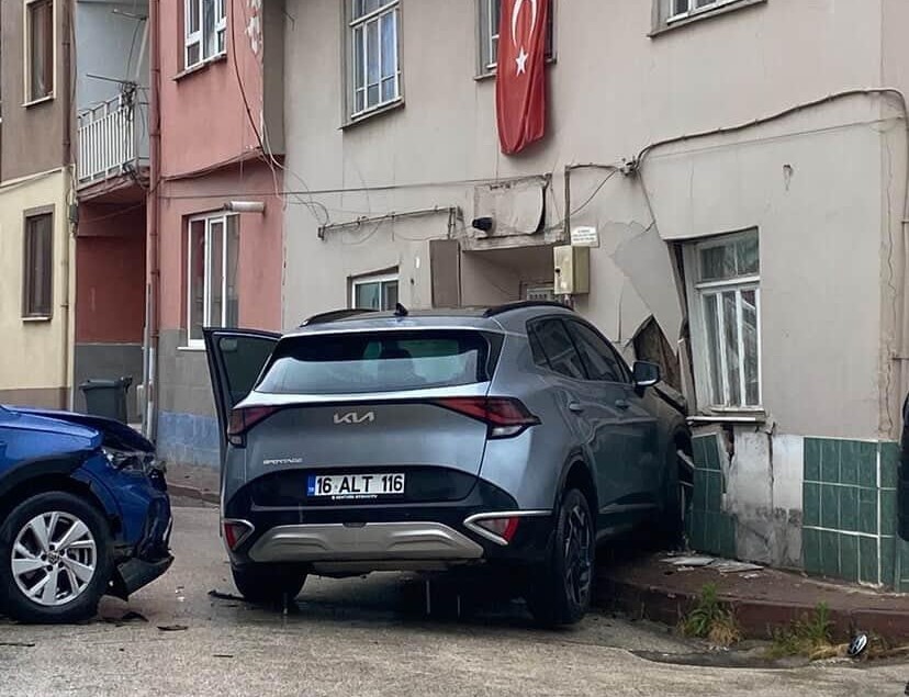 Otomobil ile çarpışan cip eve girdi
