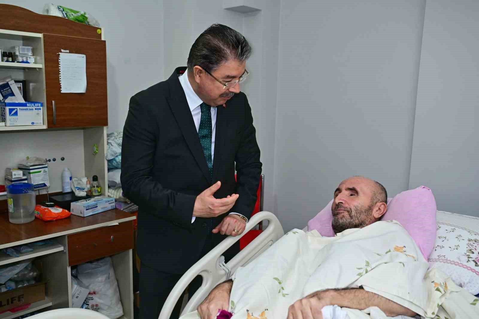 Yatağa bağımlı engelli vatandaşa Vali Yılmaz’dan ziyaret