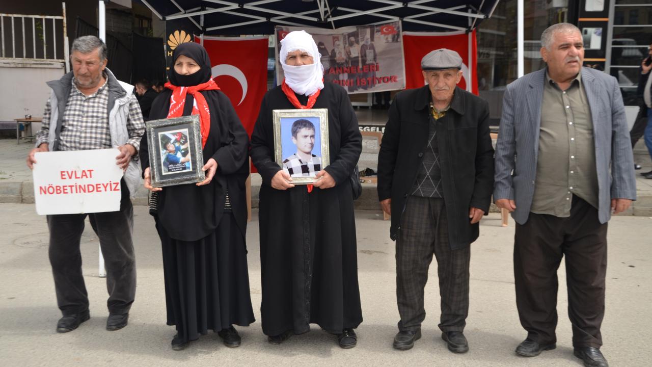 Muşlu aileler evlat nöbetini sürdürdü