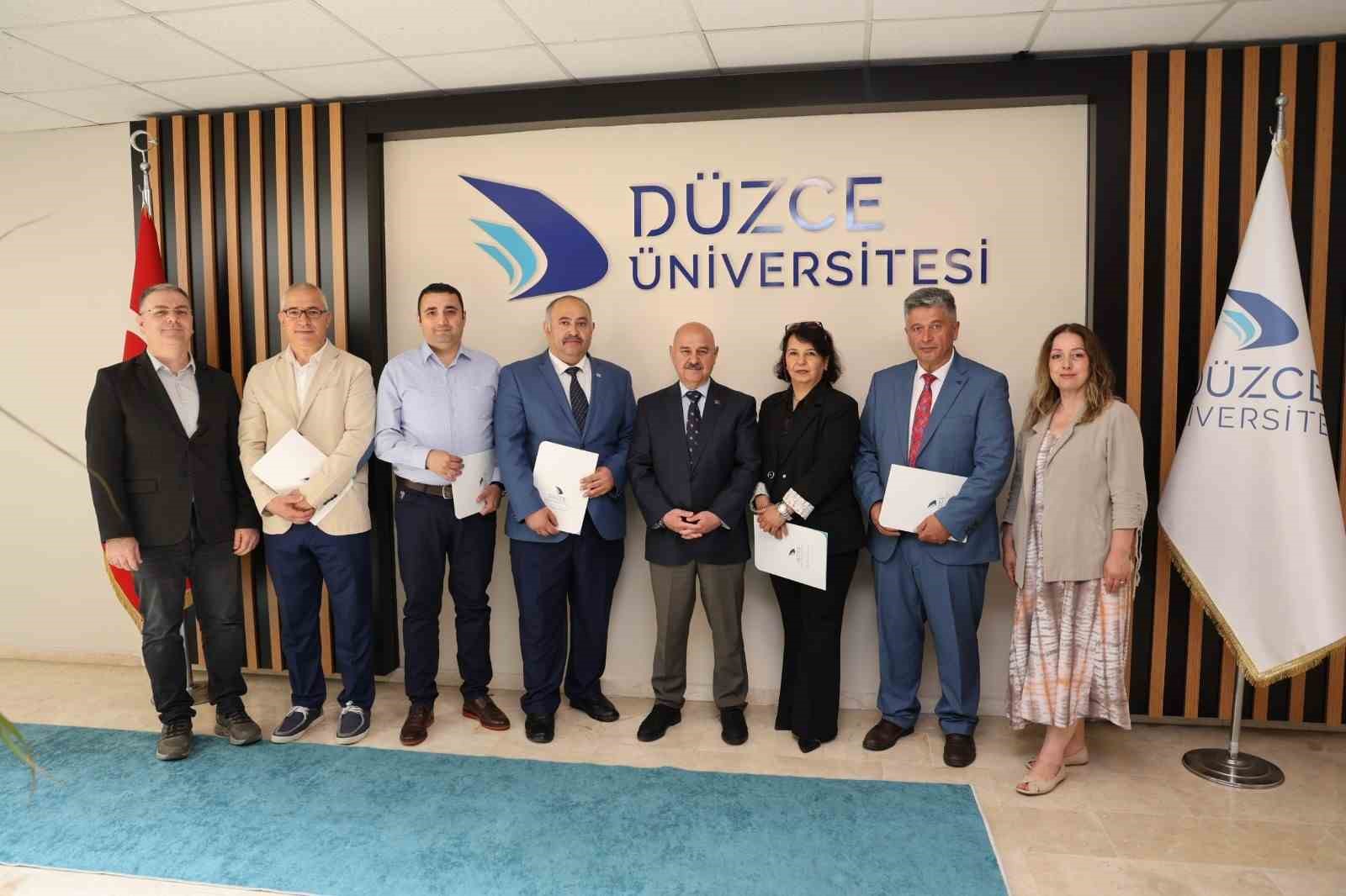Başarı belgelerini Rektörün elinden aldılar