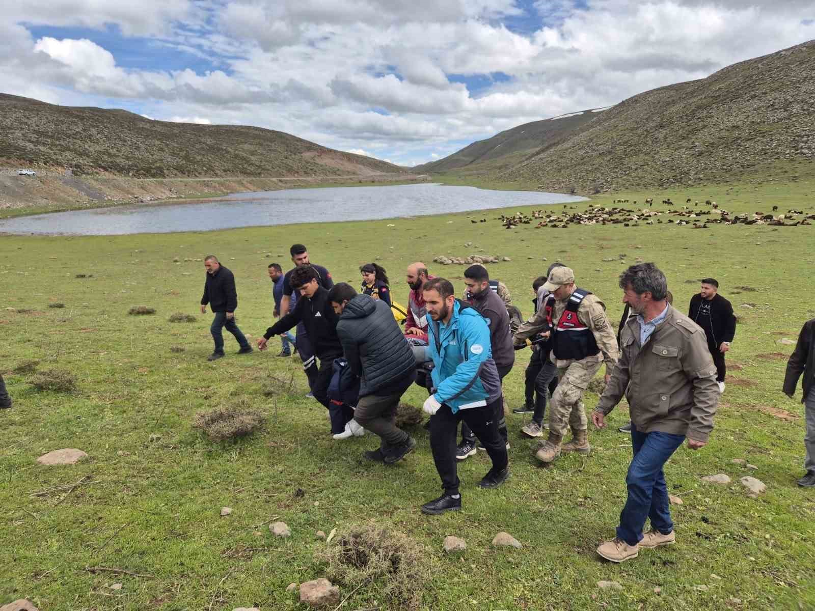 Dağlık alanda düşerek yaralanan şahsı ekipler kurtardı