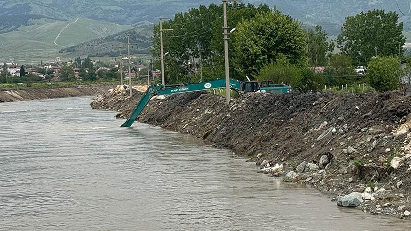Almus Barajı’nda taşkın alarmı: Turhal’da esnaf kepenk kapattıTokat’ın Turhal ilçesinde Almus Barajı’nın maksimum doluluk oranına ulaşması nedeniyle oluşabilecek taşkın riskine karşı esnaf dükkanlarını açmayarak kum torbaları ve köpüklerle önlem aldı.