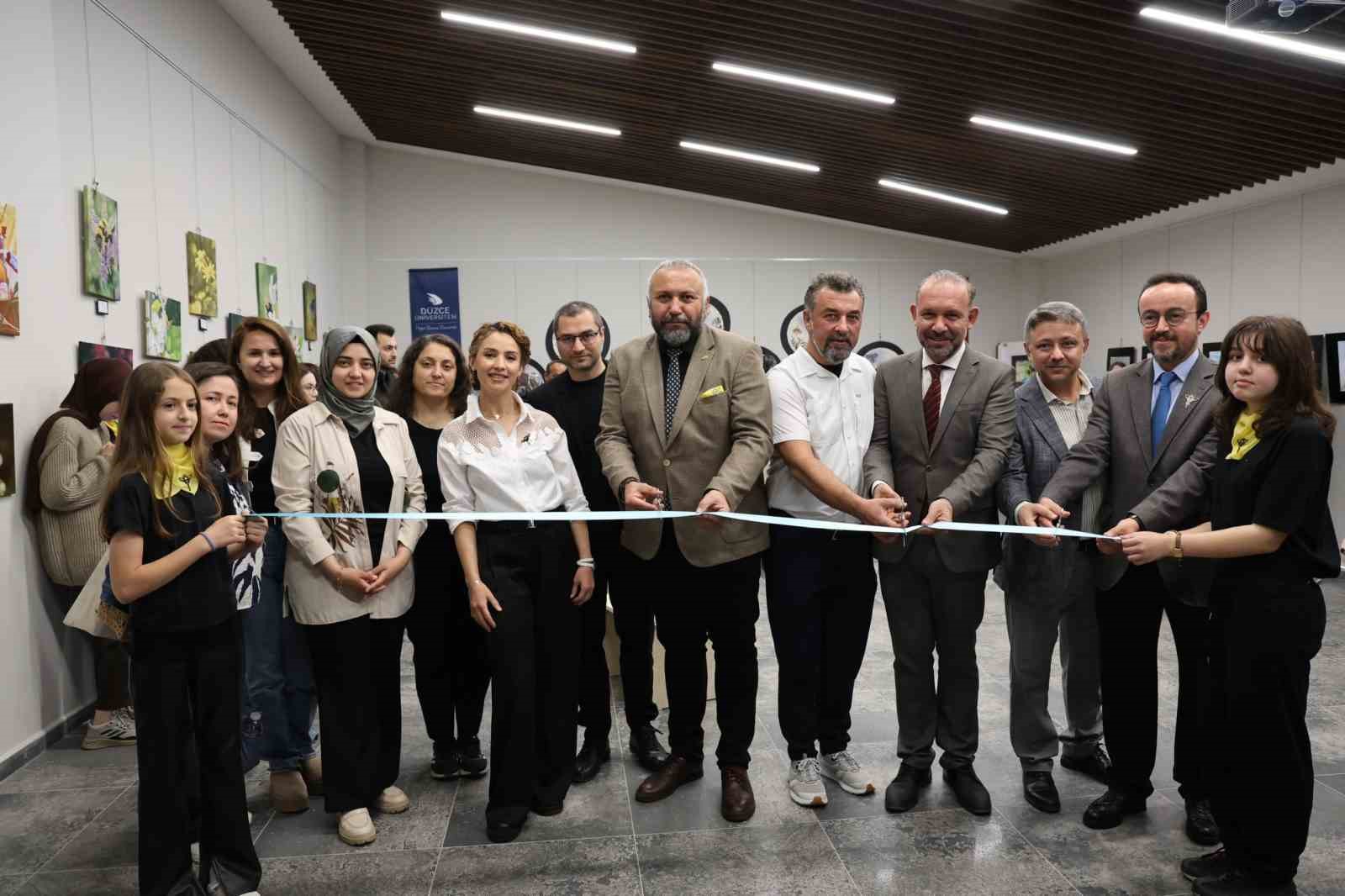 Polen peşindeki yaban arıları resim sergisi açıldı