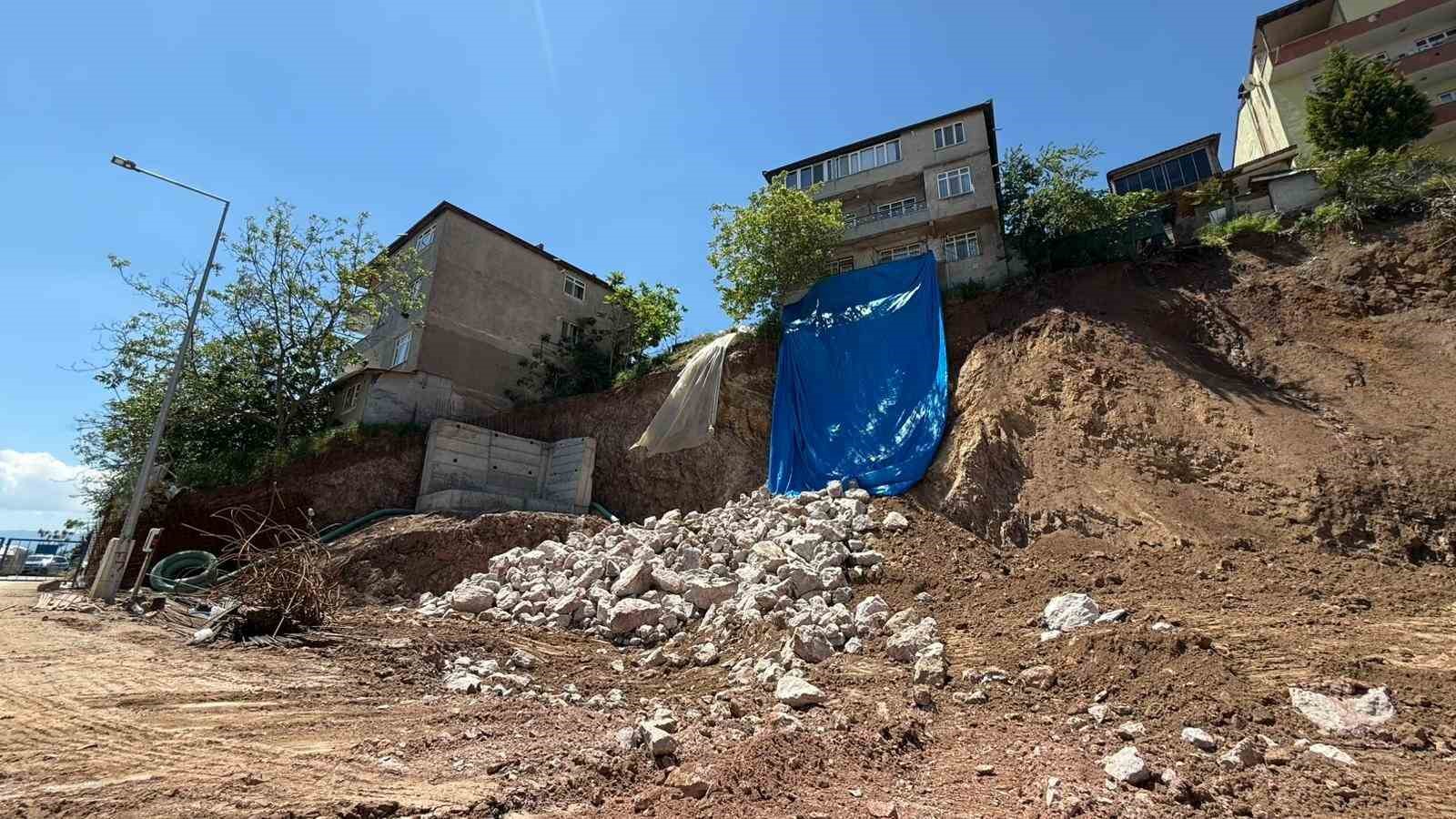 İzmit Belediyesi’nden 56 kişiyi evinden eden toprak kaymasına ilişkin açıklama