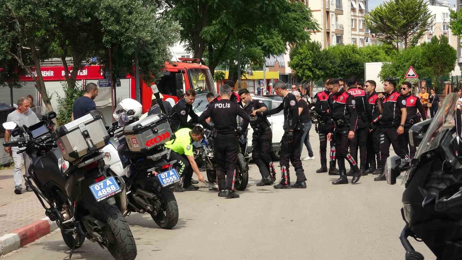 Antalya’da yunus timleri kaza yaptı: 2 polis yaralı