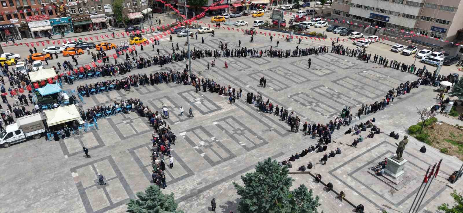 Ücretsiz olduğunu duyan koştu, saatler öncesinden sıraya girdiler: Fide kuyruğu havadan görüntülendi