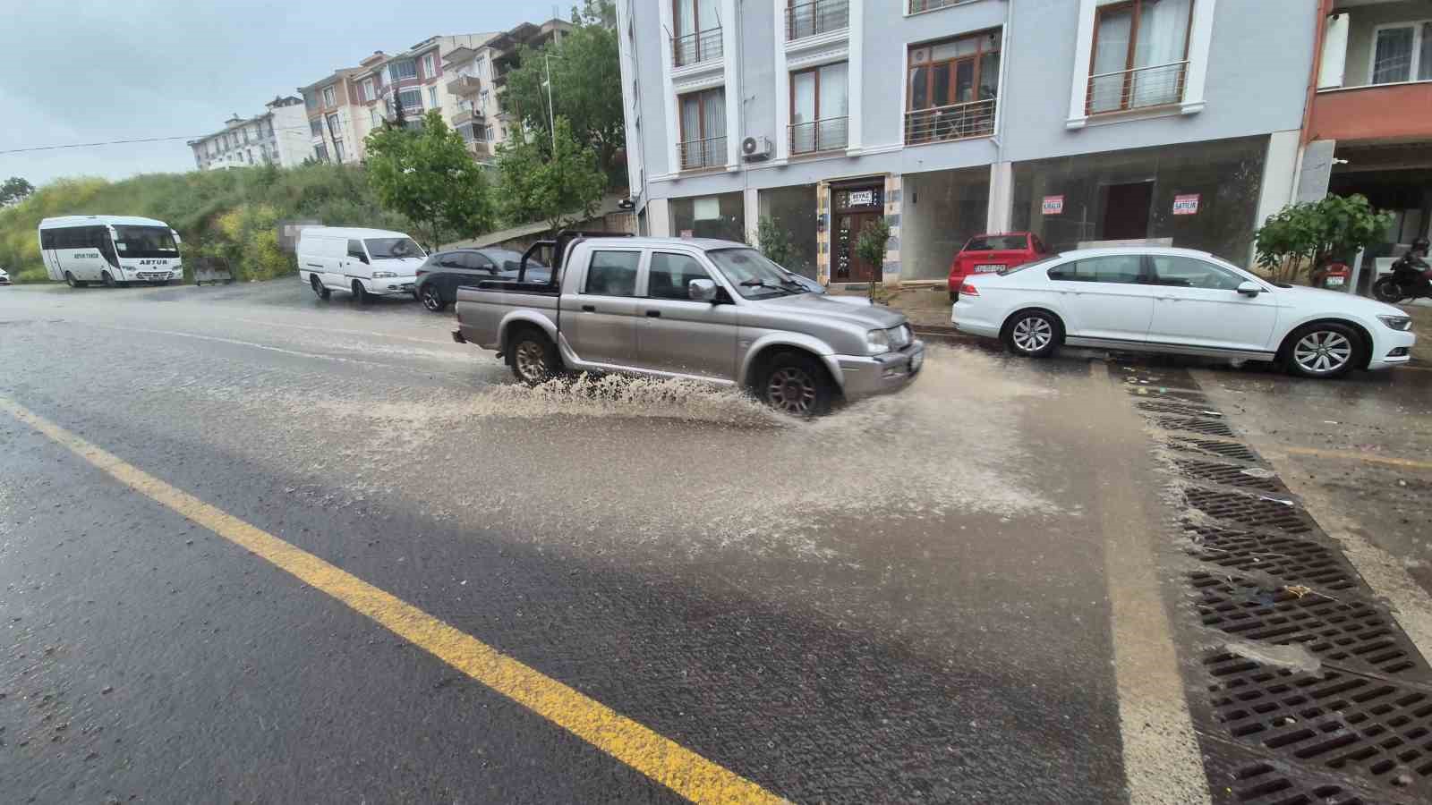 Süleymanpaşa’da şiddetli sağanak: Yollar dereye döndü