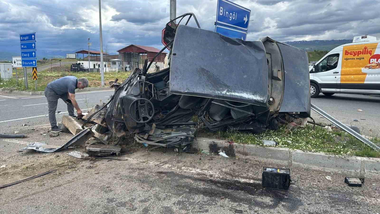 Bingöl’de hayvan yüklü kamyon otomobillere çaptı: 1’i ağır 2 yaralı
