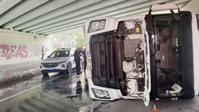 Bakırköy'de üst geçide çarpan TIR devrildiBakırköy'de Strasburg caddesinde üst geçide çarpan TIR yan yattı. Yaralı sürücü ambulansla hastaneye götürüldü.