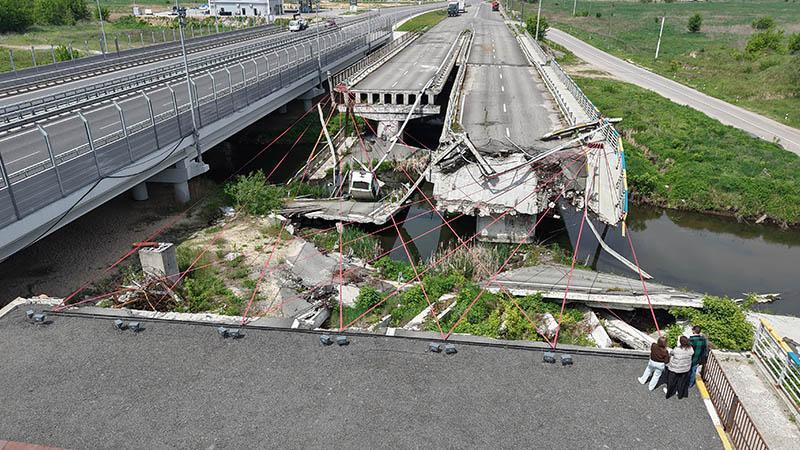 Ukrayna-Rusya savaşında havaya uçurulan köprü, savaş anıtı olacakUkrayna-Rusya savaşın ilk günlerinde Rus ordusunun Kiev’e girmesini engellemek amacıyla Ukrayna ordusu tarafından havaya uçurulan Kiev-İrpin Köprüsü, savaş anıtı olarak varlığını koruyor.