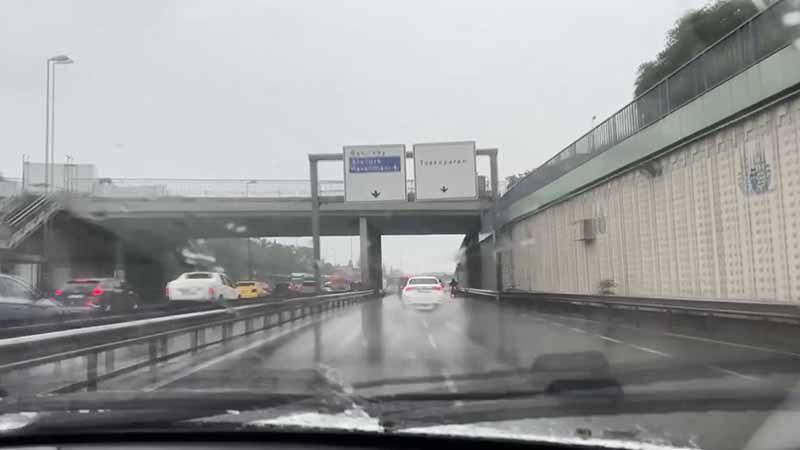 Bayrampaşa ve Üsküdar'da sağanak etkili olduAKOM'un uyarılarının ardından Bayrampaşa'da sağanak yağış başladı.Sağanak nedeniyle trafik yoğunluğu artarken sürücüler zaman zaman zor anlar yaşadı. Yağış Üsküdar'da da etkili oldu.