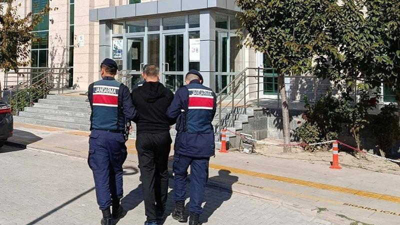Tarım işçileri arasında kavga: 1 ölü, 1 yaralıKonya'da Afganistan uyruklu tarım işçileri arasında çıkan kavgada H.S.’nin tabanca ile ateş açtığı Devlet Muradi öldü, S.S. ise yaralandı. H.S. ile olayla bağlantısı olduğu öne sürülen A.A., gözaltına alındı.