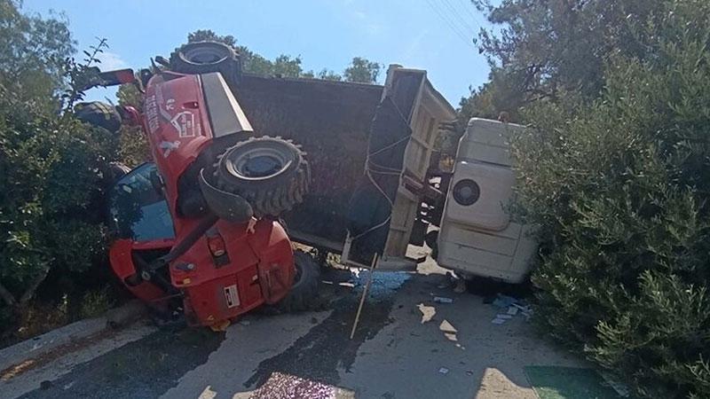 Bodrum'da iş makinesi taşıyan kamyon devrildi: 3 yaralıMuğla'nın Bodrum ilçesinde iş makinesi taşıyan kamyon, rampada devrildi. Araçta sıkışan kamyon şoförü ile yanındaki 2 kişi, itfaiye tarafından kurtarıldı.