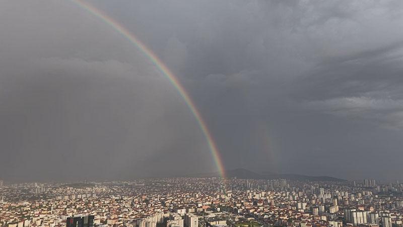 İstanbul'da yağışın ardından gökkuşağı sürpriziİstanbul'da etkili olan yağışın ardından gökkuşağı oluştu. Kentin birçok ilçesinde görünen gökkuşağı dronla havadan görüntülendi.