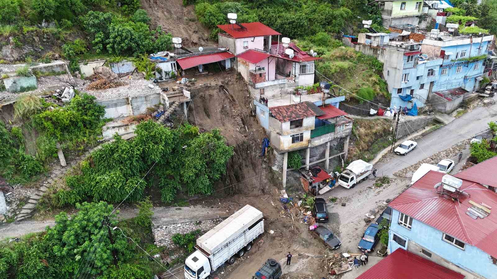 Hatay’da müstakil evin çöktüğü alan böyle görüntülendi