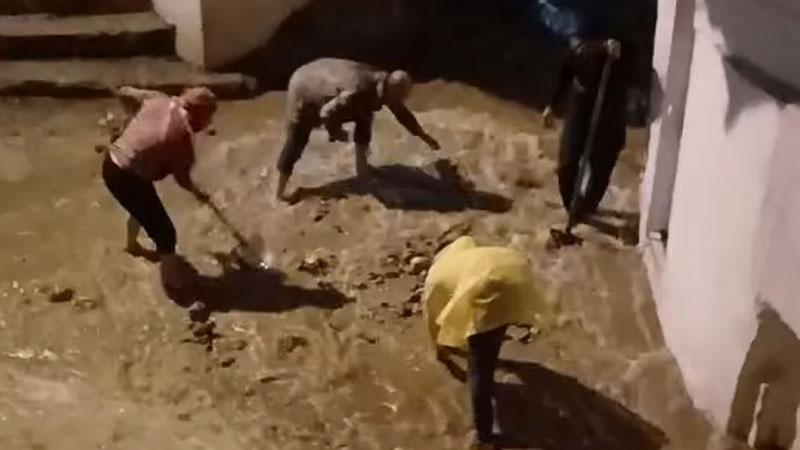Hatay'da sağanak; köprü çöktü, araçlar sürüklendiHatay’da akşam saatlerinde etkili olan sağanak nedeniyle Antakya ve Defne ilçelerinde su baskınları yaşandı.
