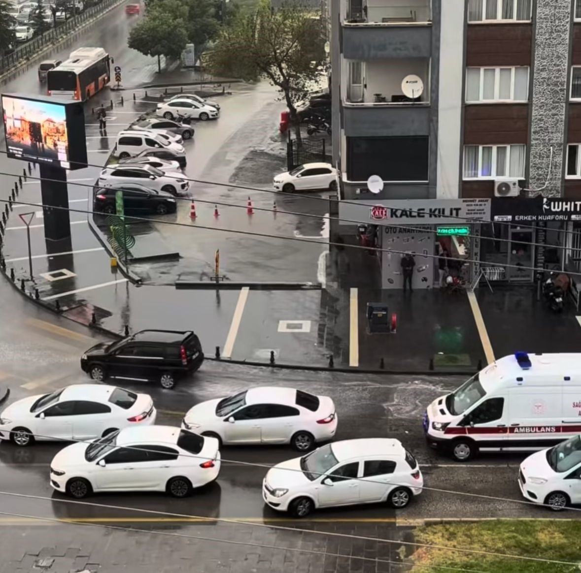 Gaziantep’te kitlenen trafiği otobüs şoförü açtı