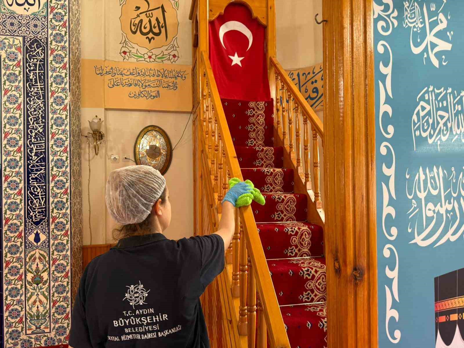 Aydın Büyükşehir Belediyesi’nden bayram öncesi camilerde temizlik