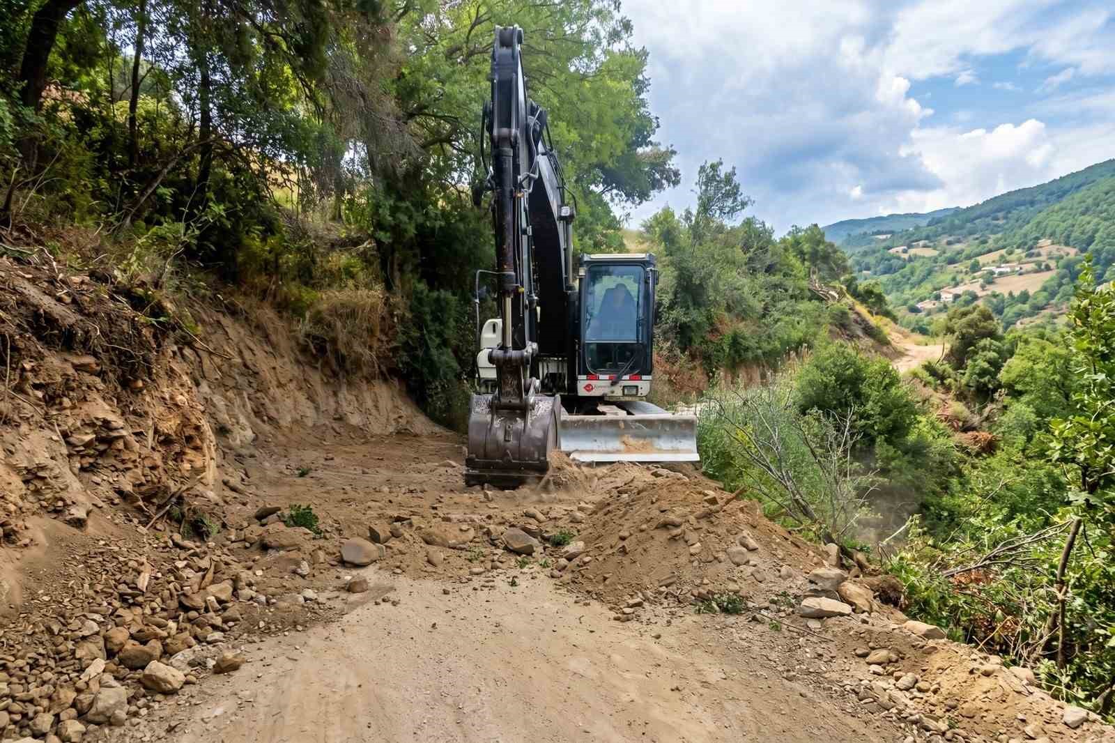 Efeler’de yol bakım ve onarım çalışmaları devam ediyor