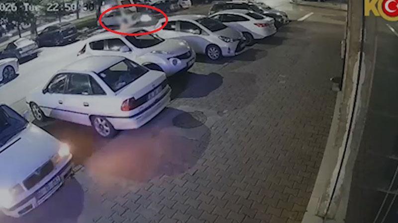 Kayseri’de iş yerini kurşunlayan şüpheli yakalandı; o anlar kameradaKayseri’nin Kocasinan ilçesinde bir iş yerini kurşunladığı iddiasıyla M.K. (49), polis ekipleri tarafından gözaltına alındı. Saldırı anı ise bir iş yerinin güvenlik kamerasına yansıdı.