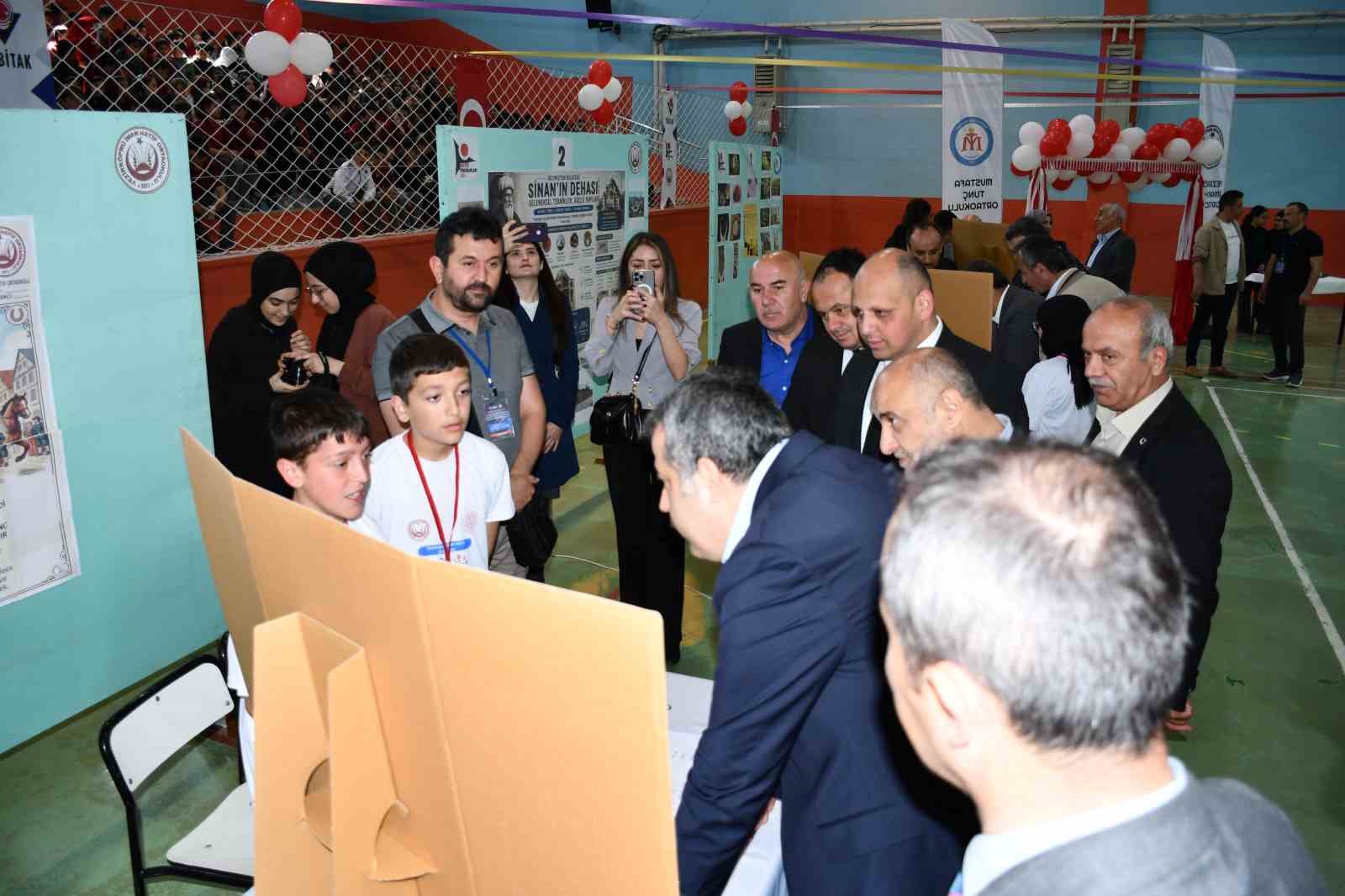Öğrenciler projelerini ’Bilim Fuarı’nda tanıttı