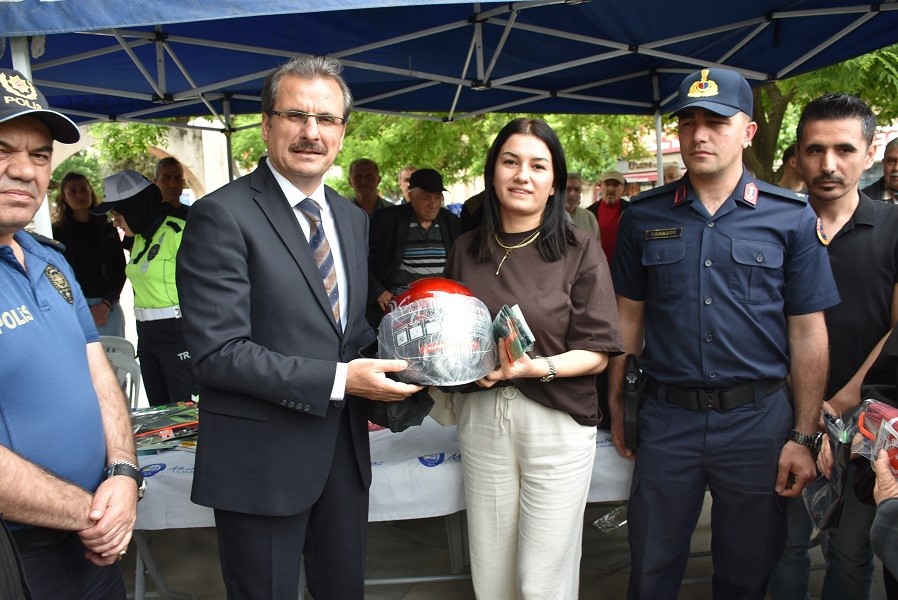 Salihli’de motosiklet sürücülerine kask dağıtıldı