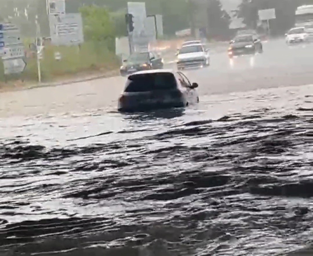 Tekirdağ’da 10 dakikalık sağanak hayatı felç etti