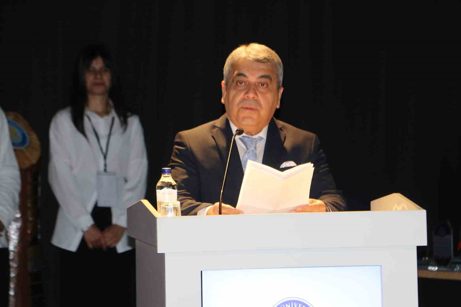 DİSİDER Başkanı Akbaş, mühendislik fakültesinden mezun olan öğrencilere deneyimlerini aktardı