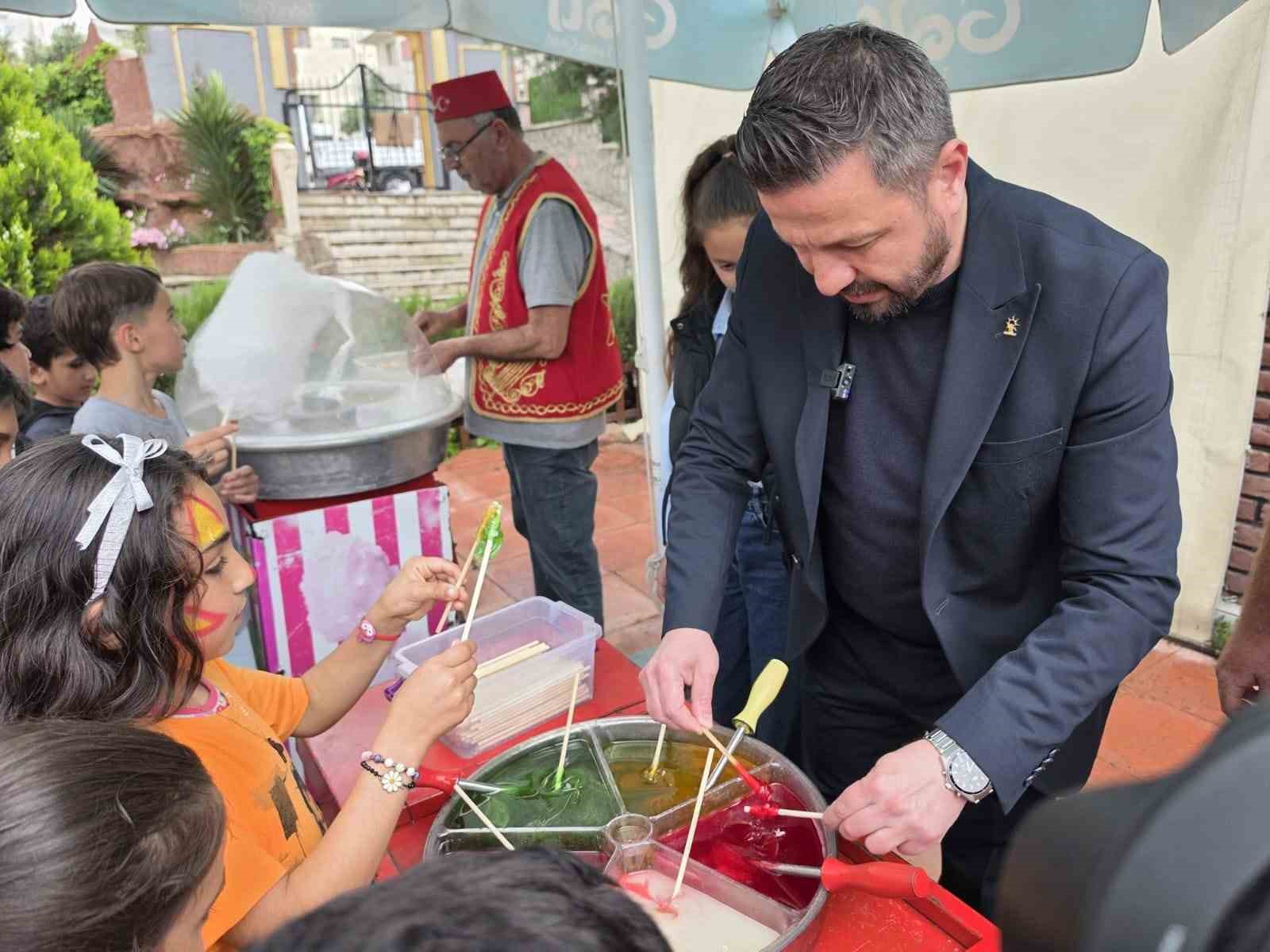 Balıkesir’de çocuklara şenlik havasında hediye yağmuru