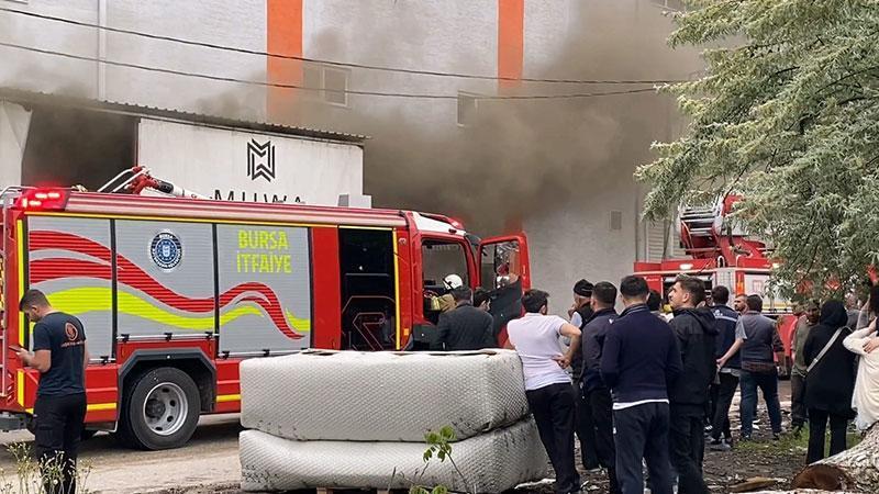 Bursa'da koltuk fabrikasında yangın: 2 işçi dumandan etkilendi