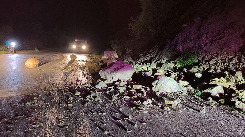 Tokat’ta yağış nedeniyle yamaçtan kopan kaya parçaları yola savruldu