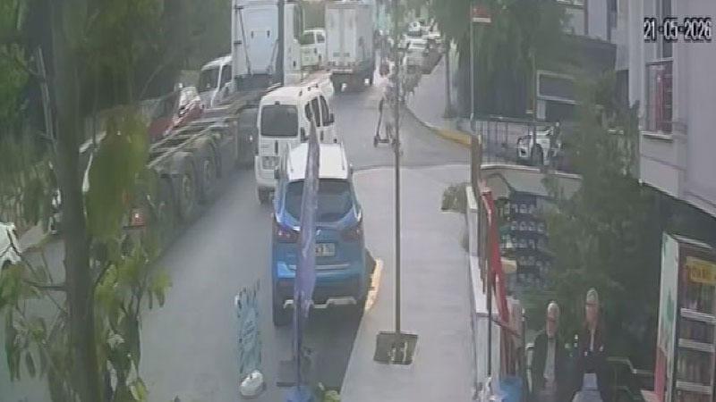 Beylikdüzü'nde skuter ile sokaktan caddeye çıkan çocuğa TIR çarptı; kaza kamerada