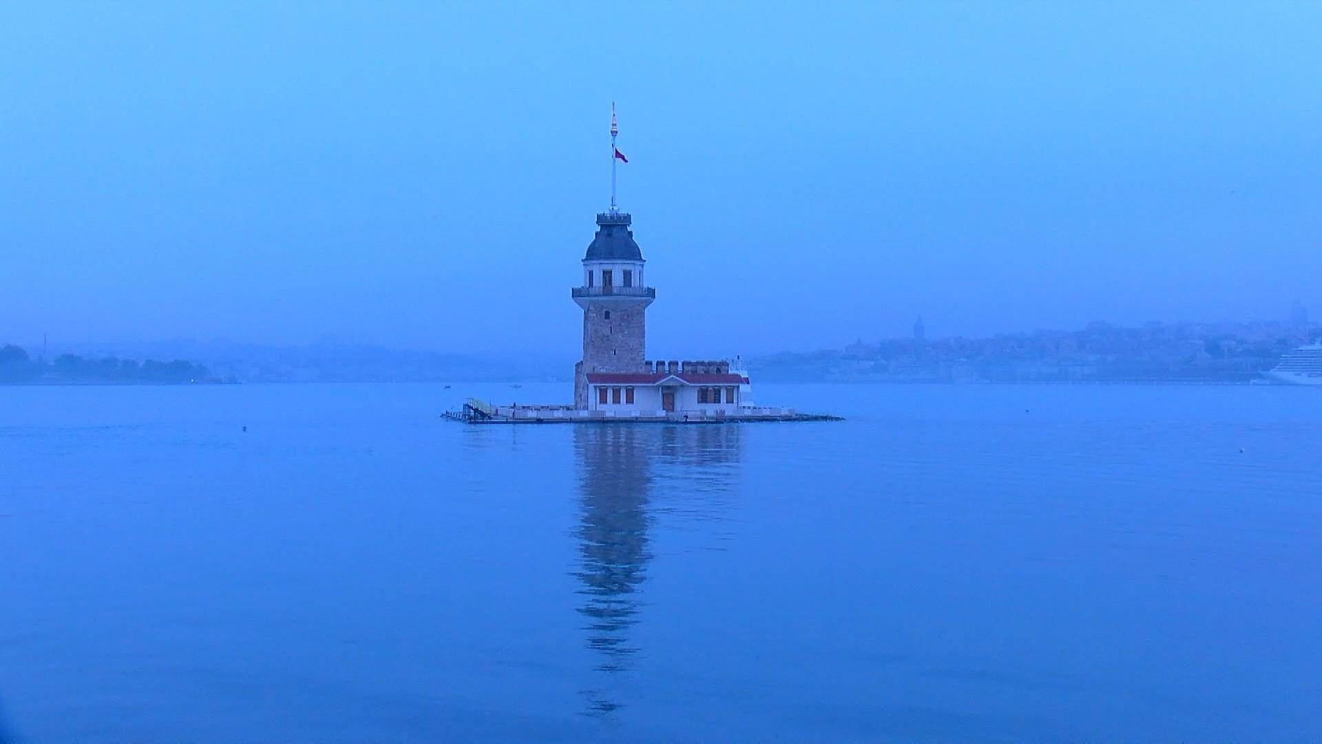 İstanbul'da sis etkili oluyorİstanbul'da sabahın erken saatlerinden itibaren bazı ilçelerde sis etkili oldu. Özellikle İstanbul Boğazı ve çevresinde yoğunlaşan sis nedeniyle görüş mesafesi düştü.