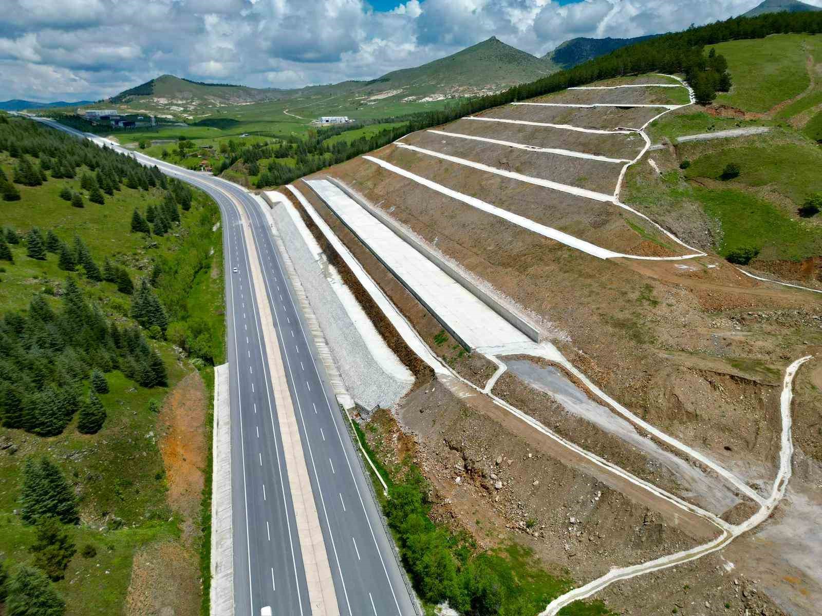 Kara yolu kenarında korkutan manzara