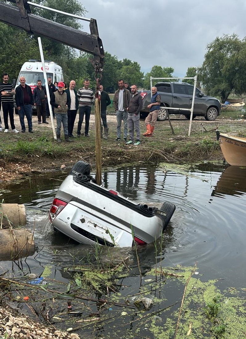 Bursa’da otomobil göle uçtu