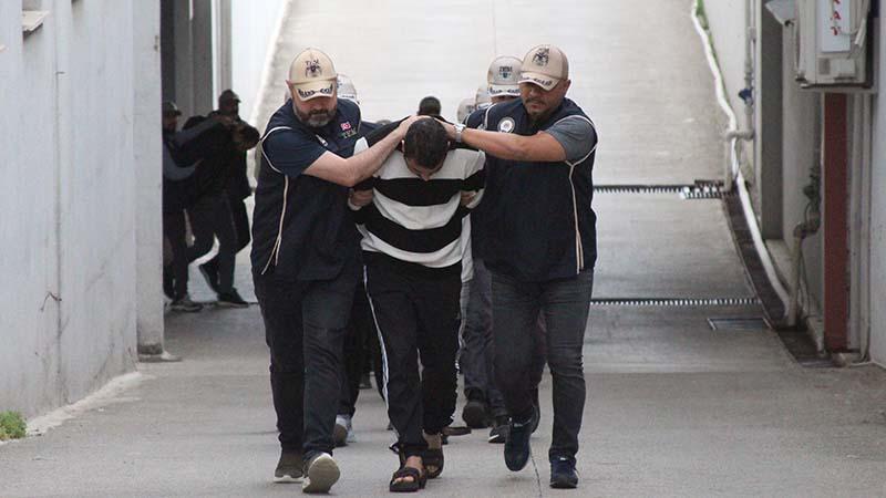 Adana'da DEAŞ'ın 'uyuyan hücresine' operasyon: 16 gözaltıAdana'da DEAŞ terör örgütünün uyuyan hücresine yönelik operasyonda yabancı uyruklu 16 şüpheli yakalandı.
