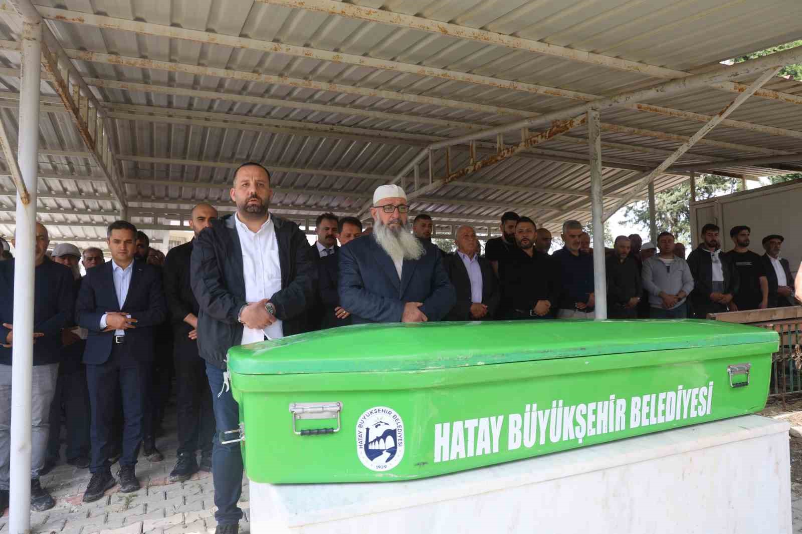 Aşırı yağış sonrası aracıyla şarampole devrilen vatandaş son yolculuğuna uğurlandı