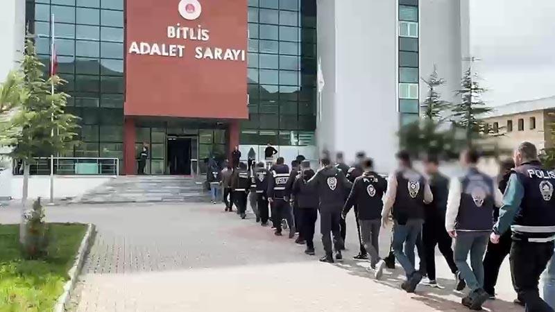 Bitlis merkezli 6 ilde yasa dışı bahis ve dolandırıcılık operasyonu: 15 tutuklamaBitlis merkezli 6 ilde yasa dışı bahis ve nitelikli dolandırıcılık suçlarına yönelik polisin düzenlediği operasyonda gözaltına alınan 31 şüpheliden 15’i tutuklandı.