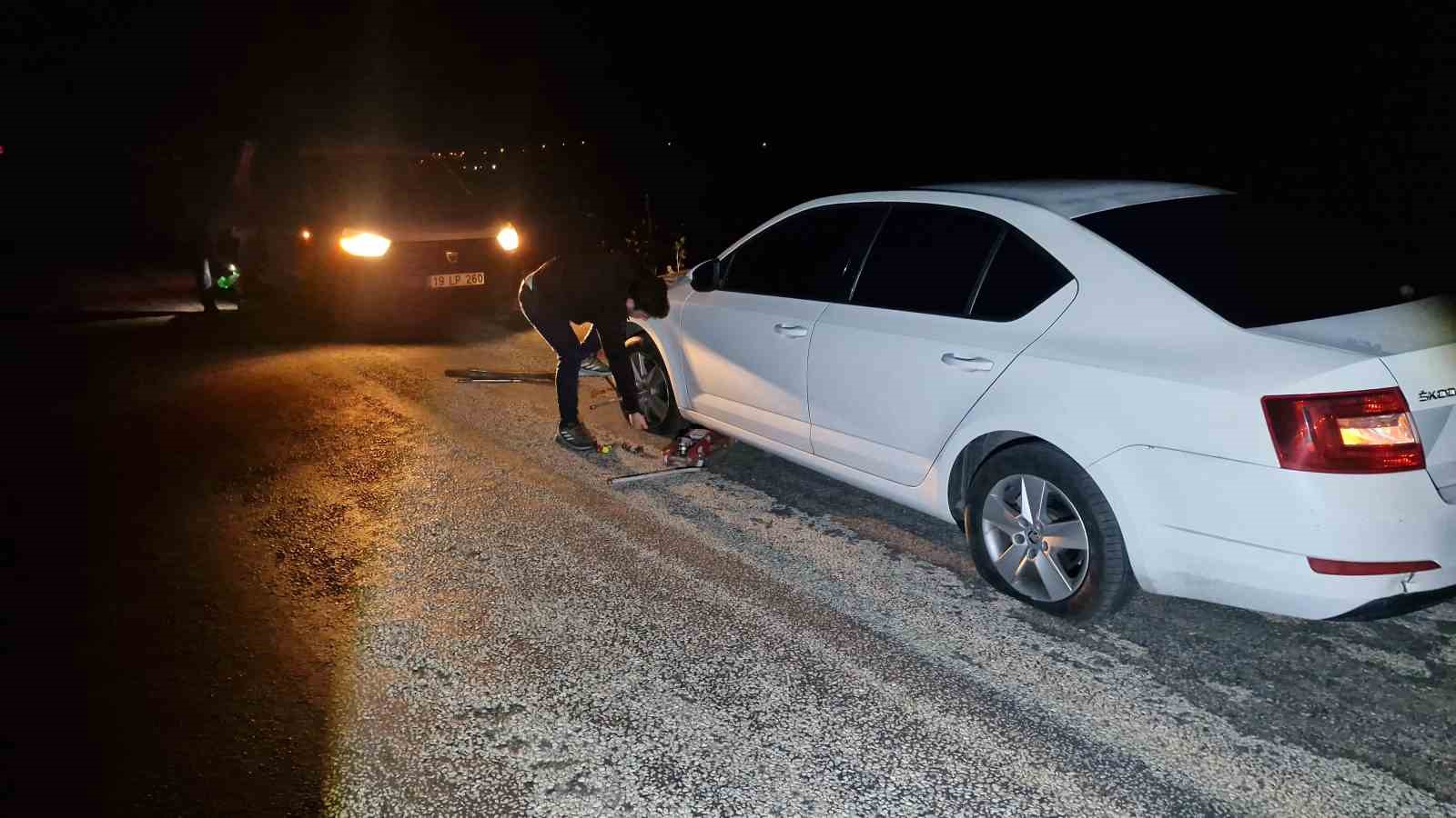 Çukurlara giren 5 aracın lastiği patladı