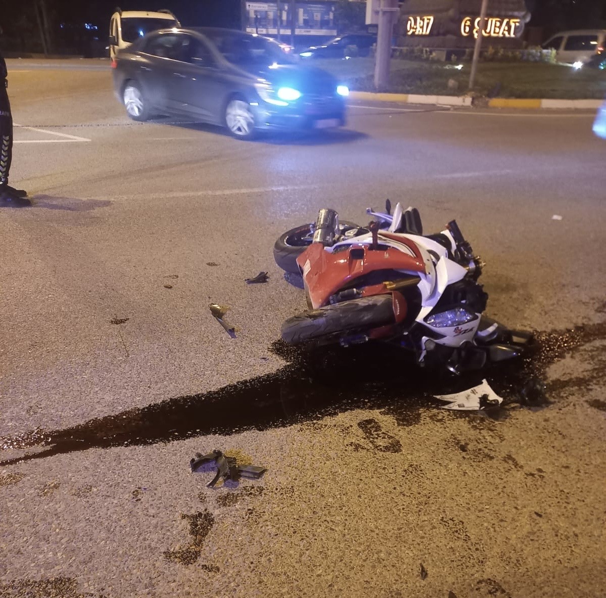 Motosiklet ile otomobil çarpıştı: 1 yaralı