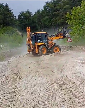 Buldan’da etkili şiddetli dolu yolları kapattı