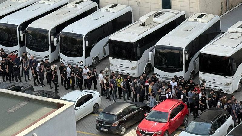 Mersin merkezli yasa dışı bahis operasyonunda 66 tutuklamaMersin merkezli 7 ilde düzenlenen yasa dışı bahis operasyonunda gözaltına alınan 103 şüpheliden 66'sı tutuklandı. Şüphelilerin 26 milyar 416 milyon liralık işlem hacmine ulaştığı belirlendi.