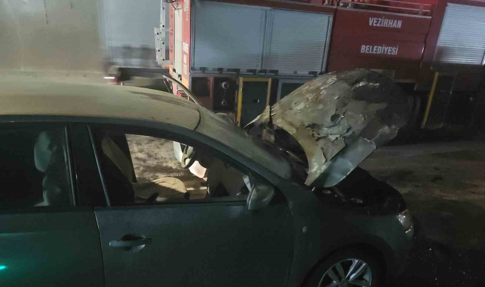 Seyir halindeki otomobil alev aldı