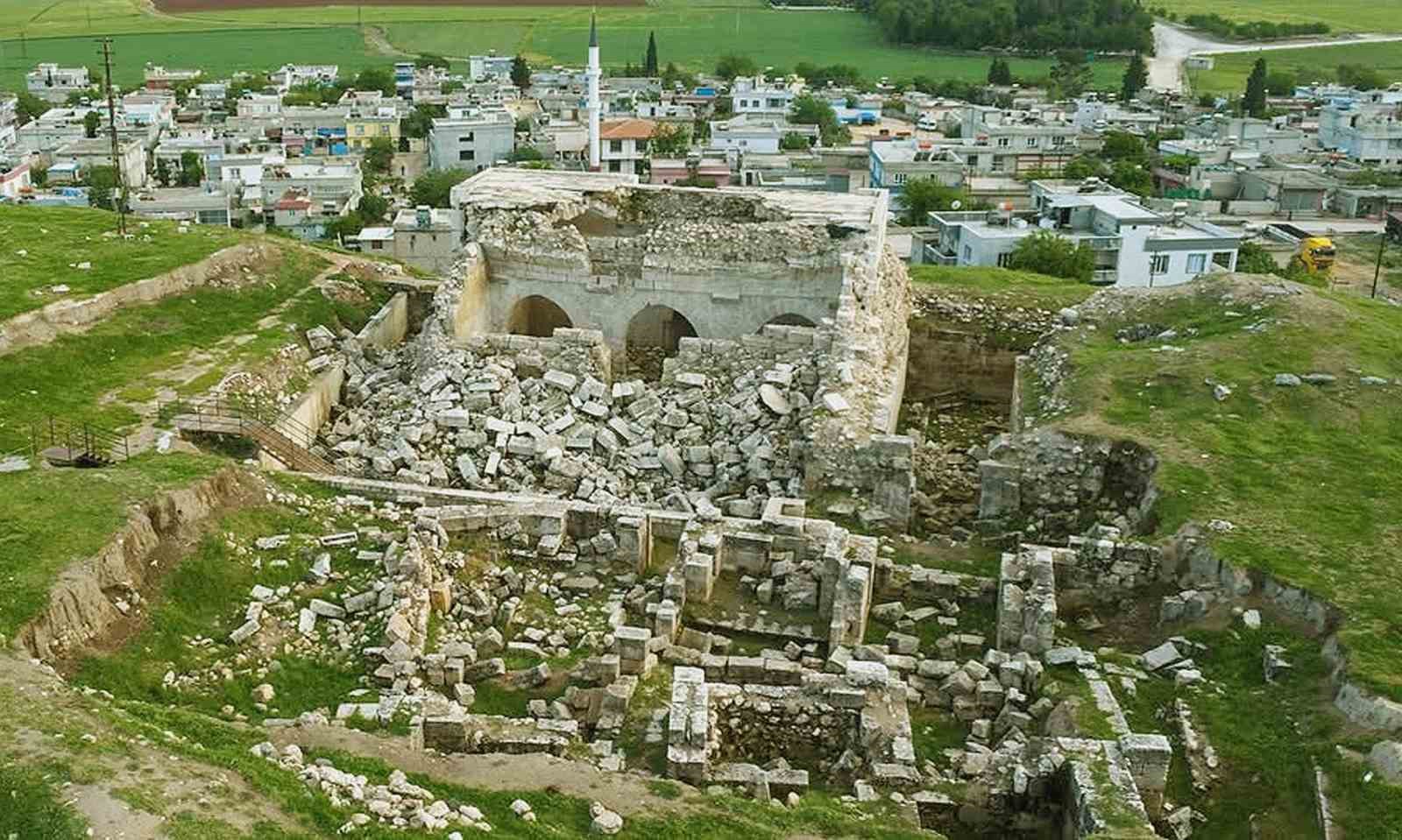 Depremde hasar gören tarihi iç kale camii restorasyon bekliyor