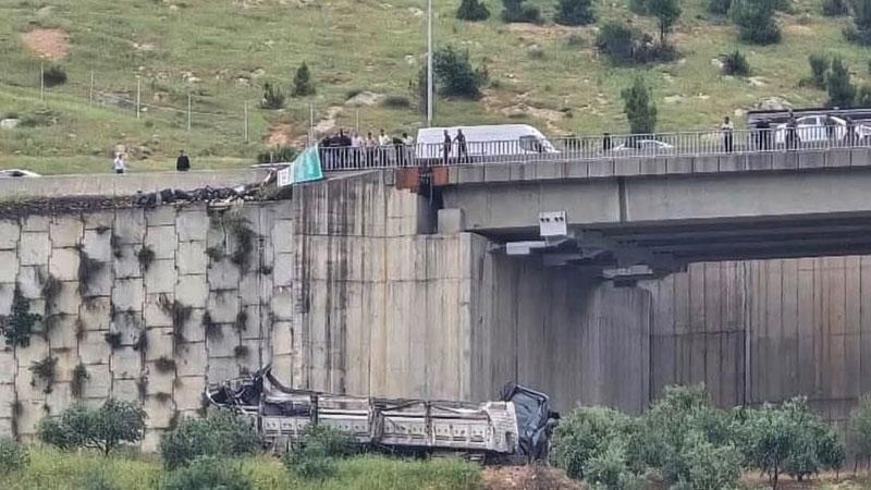 TIR, otomobile çarpıp viyadükten düştü; 3 ölü, 3 yaralıGaziantep’in Nurdağı ilçesinde, otomobile arkadan çarpan TIR’ın viyadükten düşmesi sonucu 3 kişi öldü, 3 kişi ağır yaralandı.