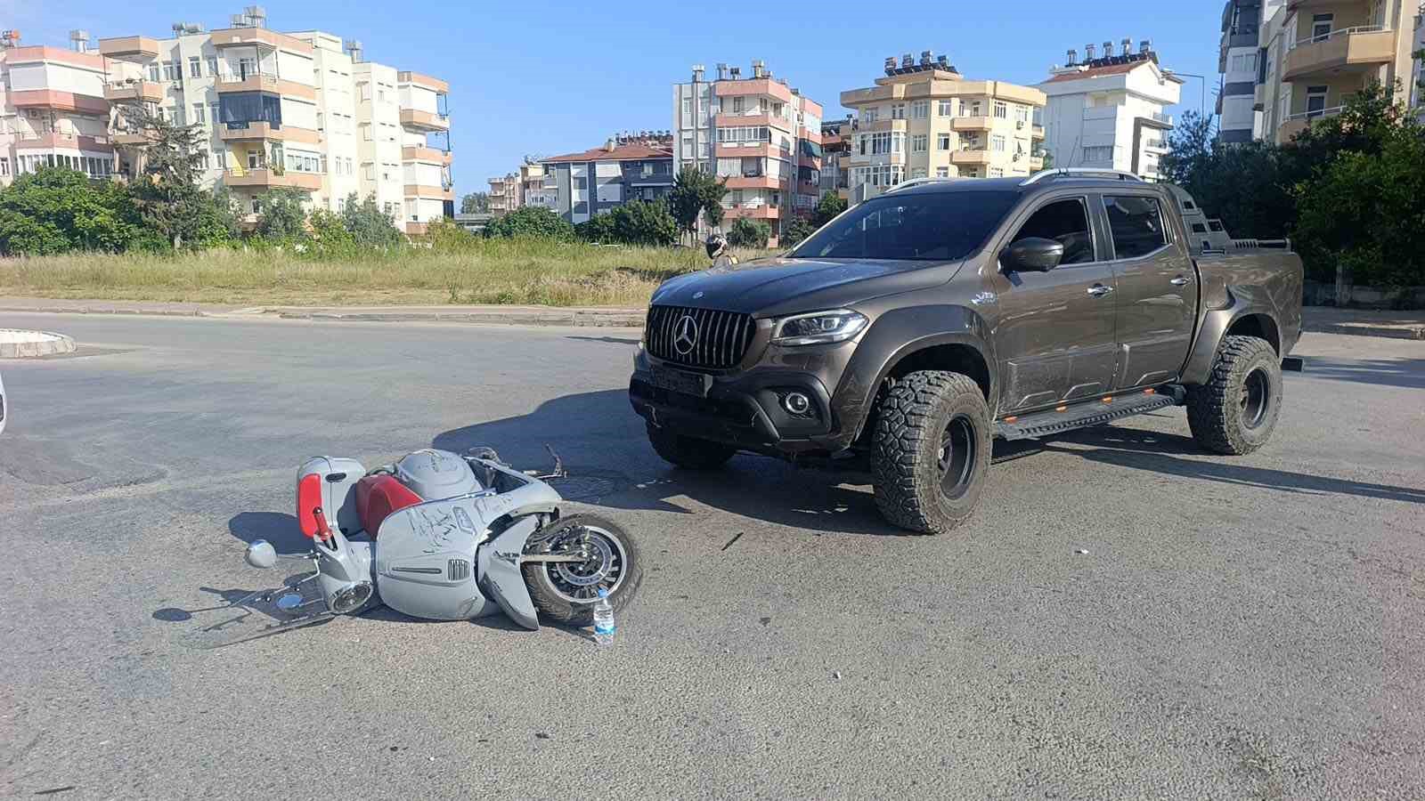 Kamyonet ile motosiklet çarpıştı: 1 yaralı