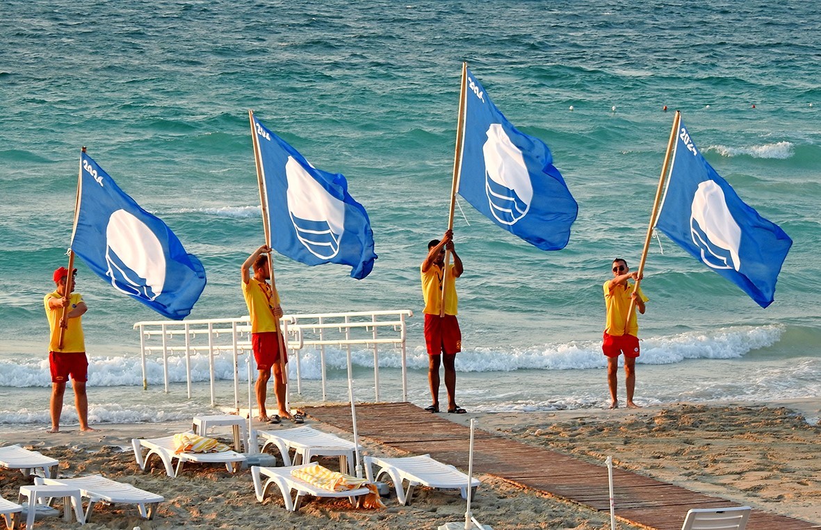 Çeşme’de 13 plaj ve 2 marinada Mavi Bayrak dalgalanacak