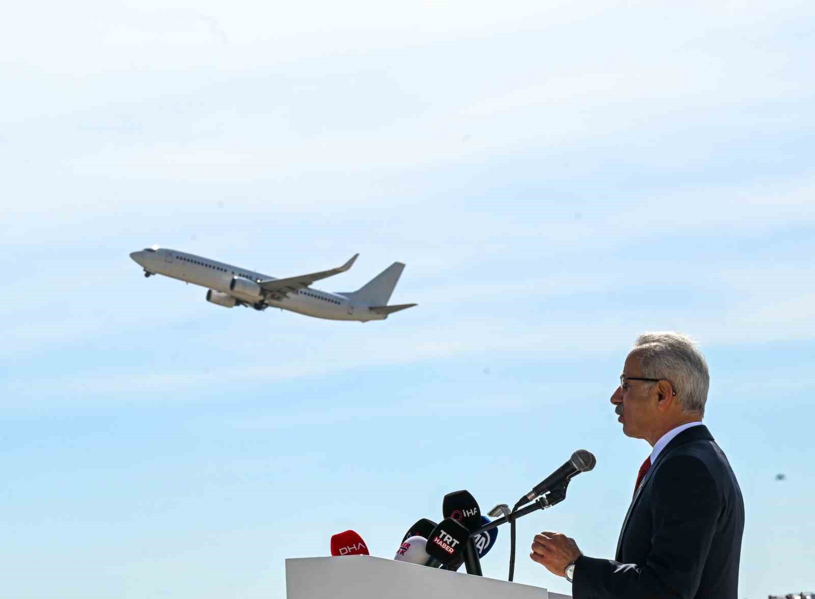 Bakan Uraloğlu: "21 Mayıs - 3 Haziran döneminde iç ve dış hatlarda toplam bin 506 ilave uçuş planlandı"